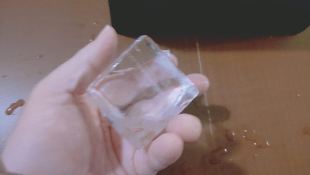 家庭の冷蔵庫で簡単に作れる透明キューブアイス